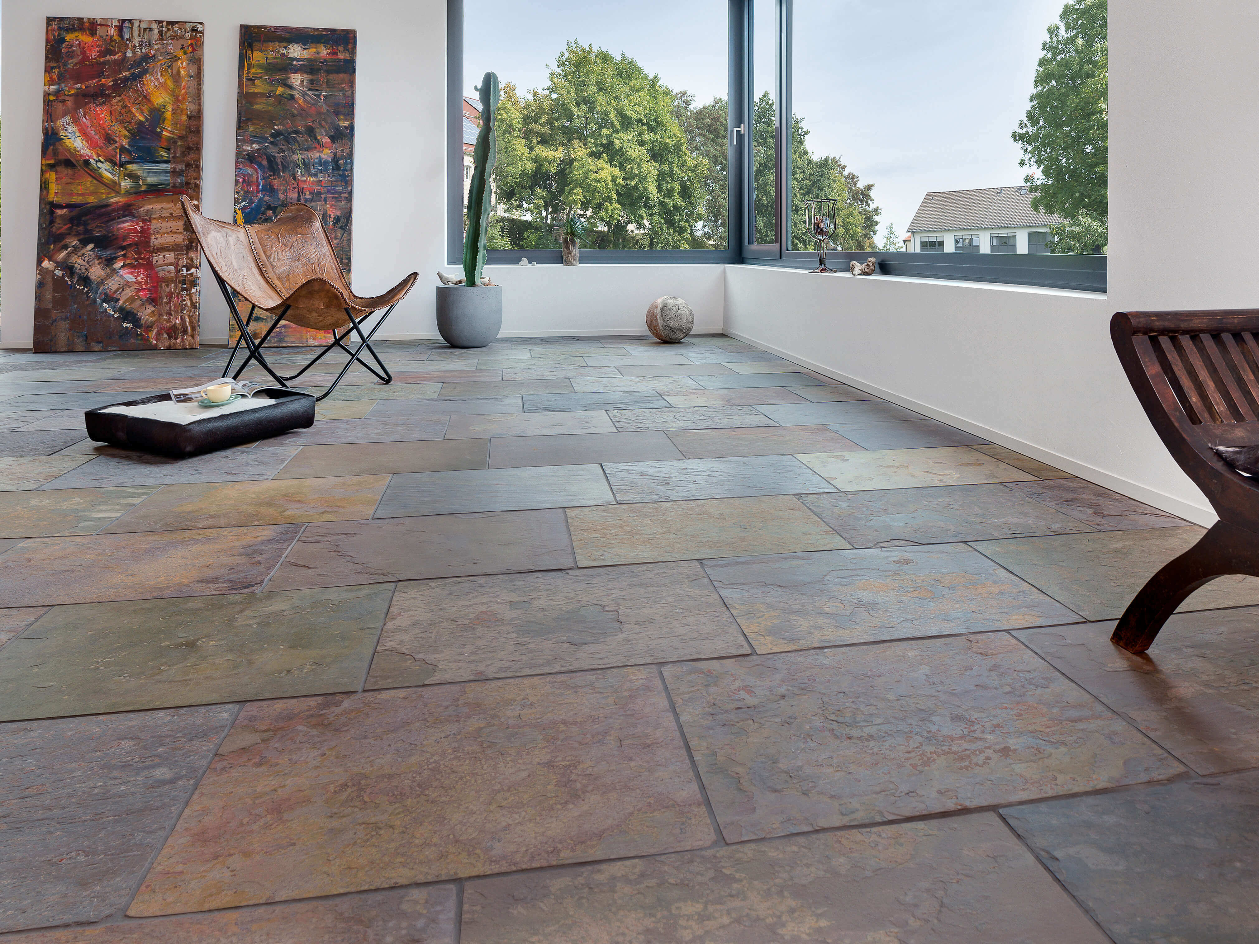 Wohnzimmer mit Schieferfliesen Peacock Multi Color und modernen Gemälden