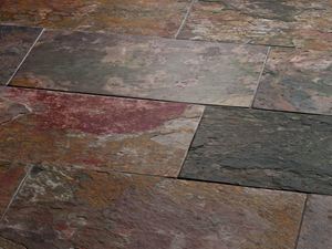 Naturnah: Die materialeigenen Texturschwankungen Schiefer-Fliesen Peacock Multi Color seitliche Nahaufnahme