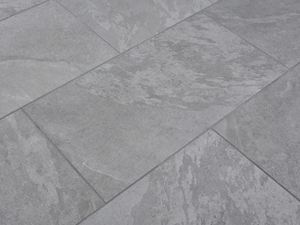 Elegantes Grau und charakteristische Schieferungen Schieferoptik-Fliesen Alpine Grey, diagonale Ansicht