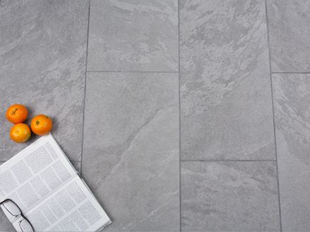 Schieferoptik-Fliesen Alpine Grey mit Orangen-Deko