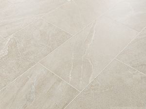 Nahaufnahme von Feinsteinzeug-Fliesen in Schieferoptik Canyon Gold