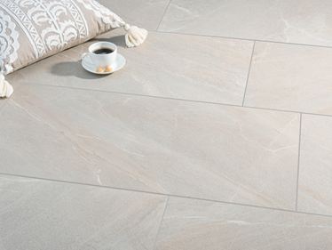 Schieferoptik Fliesen Canyon Gold mit Kaffeetasse und Kissen