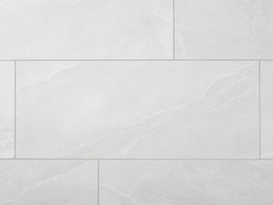 Nahaufnahme von hellgrauen Schieferoptik-Fliesen aus Feinsteinzeug mit schmalen Fugen