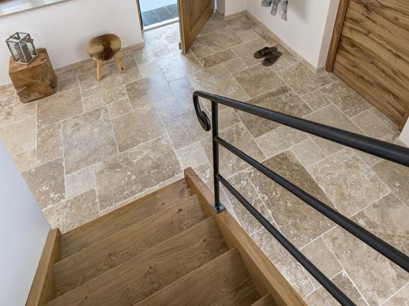 Travertin kombiniert mit schwarz-weiß und Holz - ein Klassiker! Fliesen Travertin Classic Country Treppe von oben