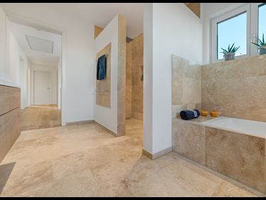 Badezimmer mit Travertin Ivory Classic
