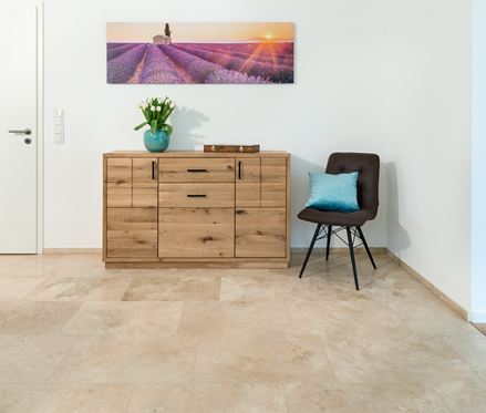 Kommode und farbenfrohes Bild auf Ivory Classic