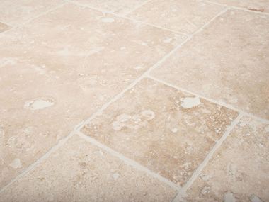 Travertinfliesen Ivory Cream mit typischer Porenstruktur