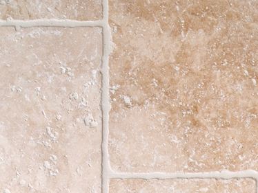 Helle Travertinfliesen mit getrommelten Kanten