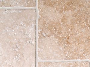 Helle Travertinfliesen mit getrommelten Kanten