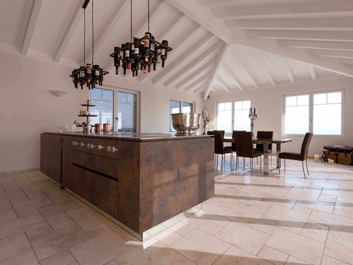 Kücheninsel mit Weinflaschenhalterung an der Decke, im Hintergrund Esstisch und Stühle auf verlegtem Travertin Light mit getrommelter, ungespachtelter Oberfläche Kücheninsel mit Weinflaschenhalterung an der Decke, im Hintergrund Esstisch und Stühle auf verlegtem Travertin Light mit getrommelter, ungespachtelter Oberfläche