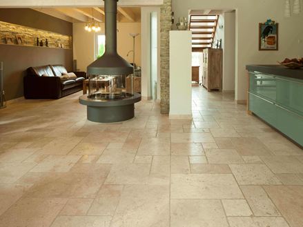 Wohn- und Esszimmer mit Sitzecke und Küchentheke auf getrommelter Travertinfliese Light