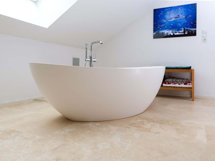 Modernes Badezimmer mit Travertin Medium Line und freistehender Badewanne