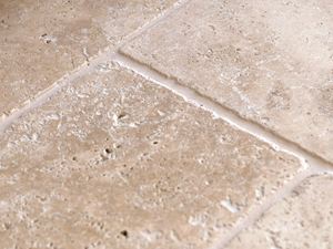 Detailaufnahme des Travertin Medium in Beige