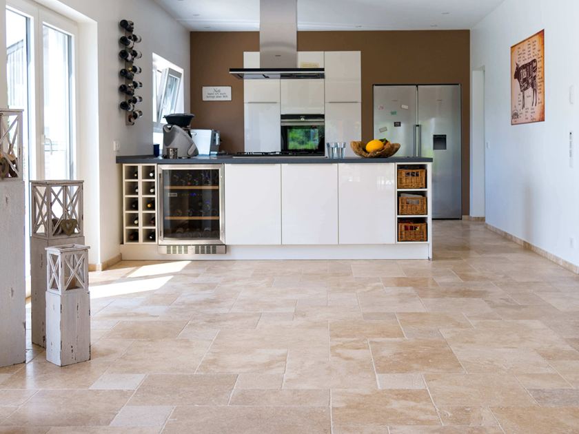 Travertinfliesen Medium in Küche und Wohnbereich