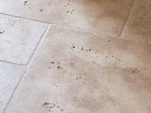 Detailaufnahme von Travertinfliesen Medium