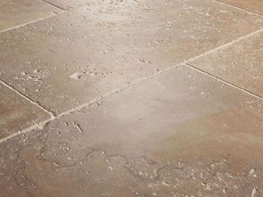 Travertin Noce-Fliesen, seitliche Nahaufnahme