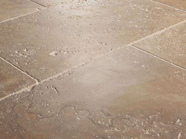 Travertin Noce-Fliesen, seitliche Nahaufnahme