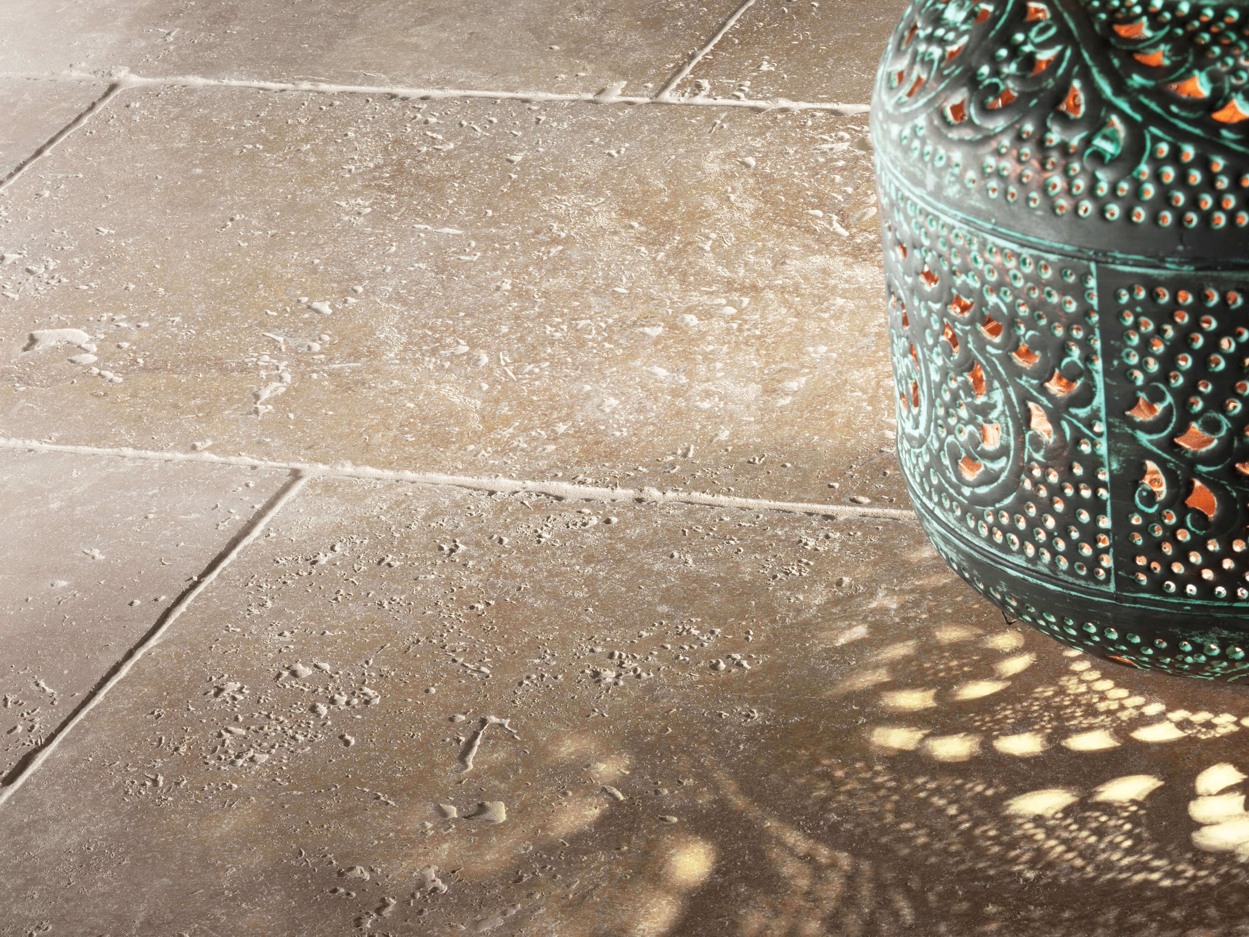 Orientalische Lampe auf Travertin Noce-Boden