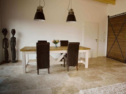 Kundenfoto: Travertin-Fliesen Rustic verlegt im Essbereich