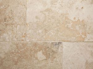 Travertin Rustic: lebhaft und natürlich Frontalaufnahme von Travertin-Fliesen Rustic