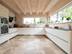 Travertin-Fliesen Rustic in einer modernen, weißen Küche
