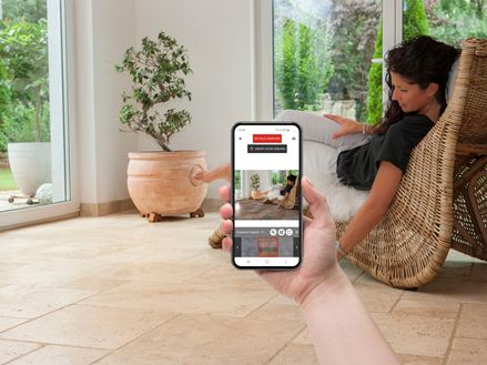 Frau mit Travertin Handy und Hand