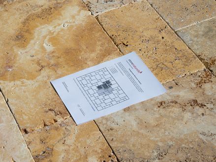 Verlegeskizze zum Römischen Verband auf goldgelben Travertinplatten