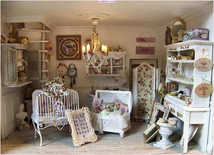 Zimmer mit vielen Möbeln im französischen Stil