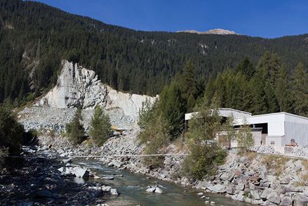 Andeerer Granit Steinbruch mit Wald im Hintergrund