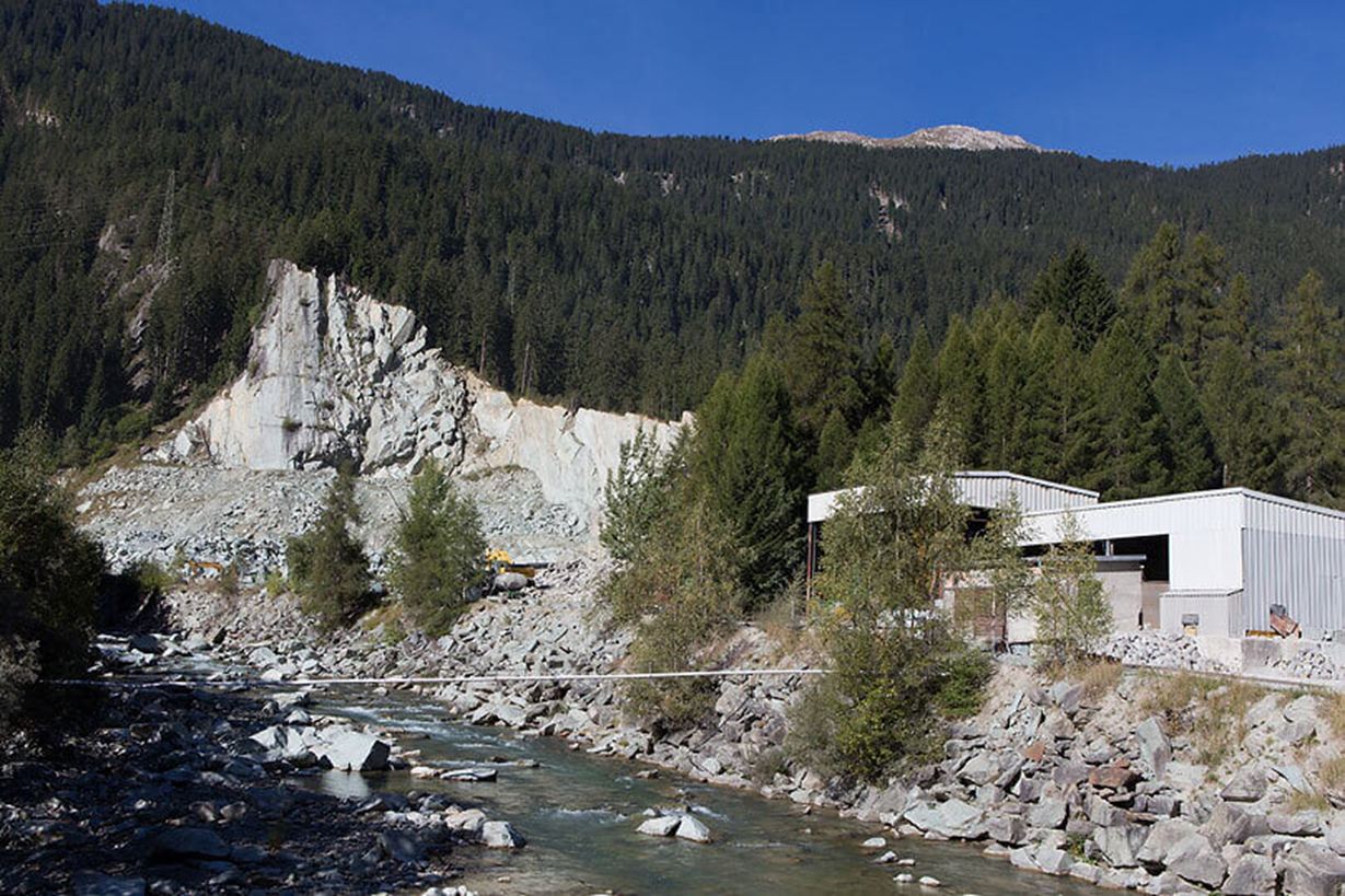 Andeerer Granit Steinbruch mit Wald im Hintergrund