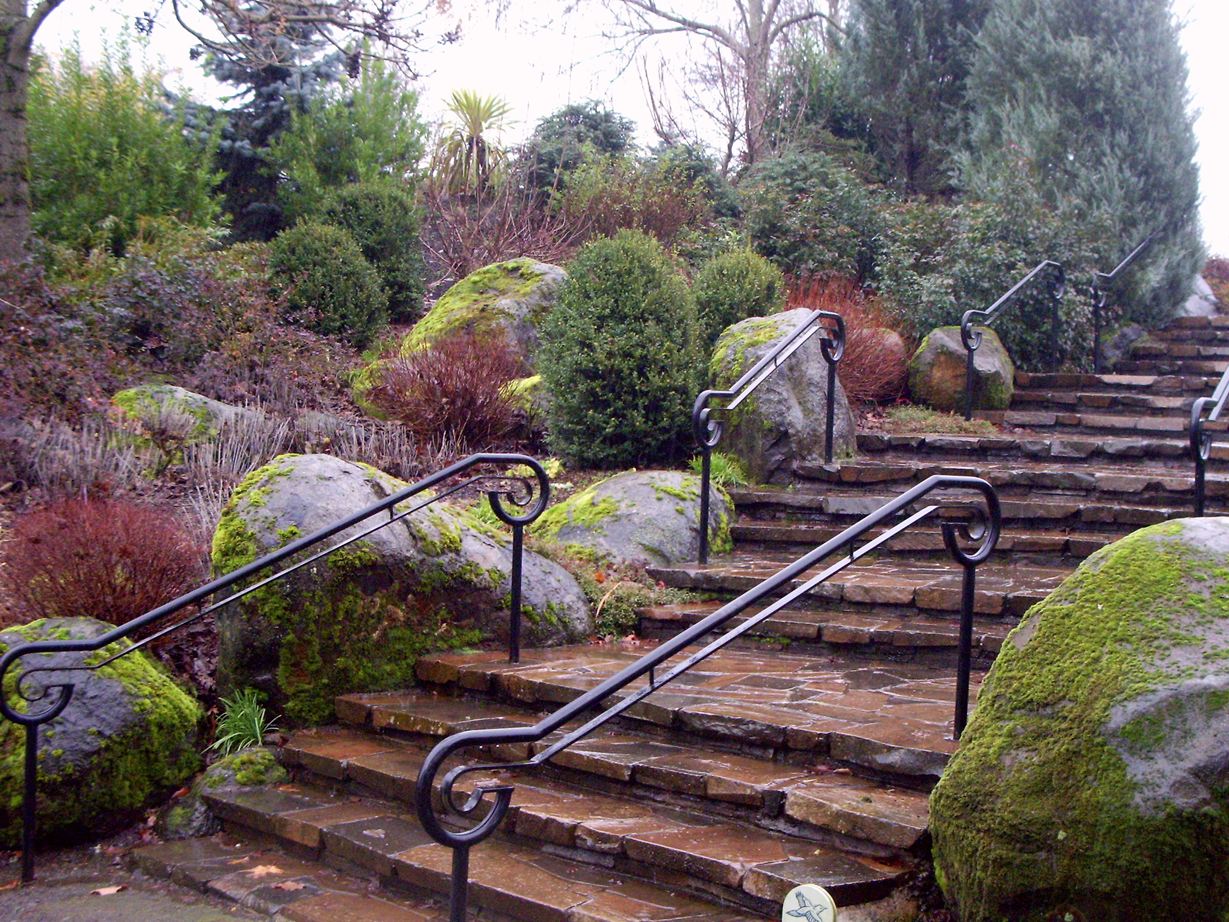 Treppe aus rotem Schiefer in mediterranem Garten