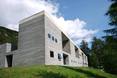 Modernes Thermengebäude mit Valser Quarzit als Fassade