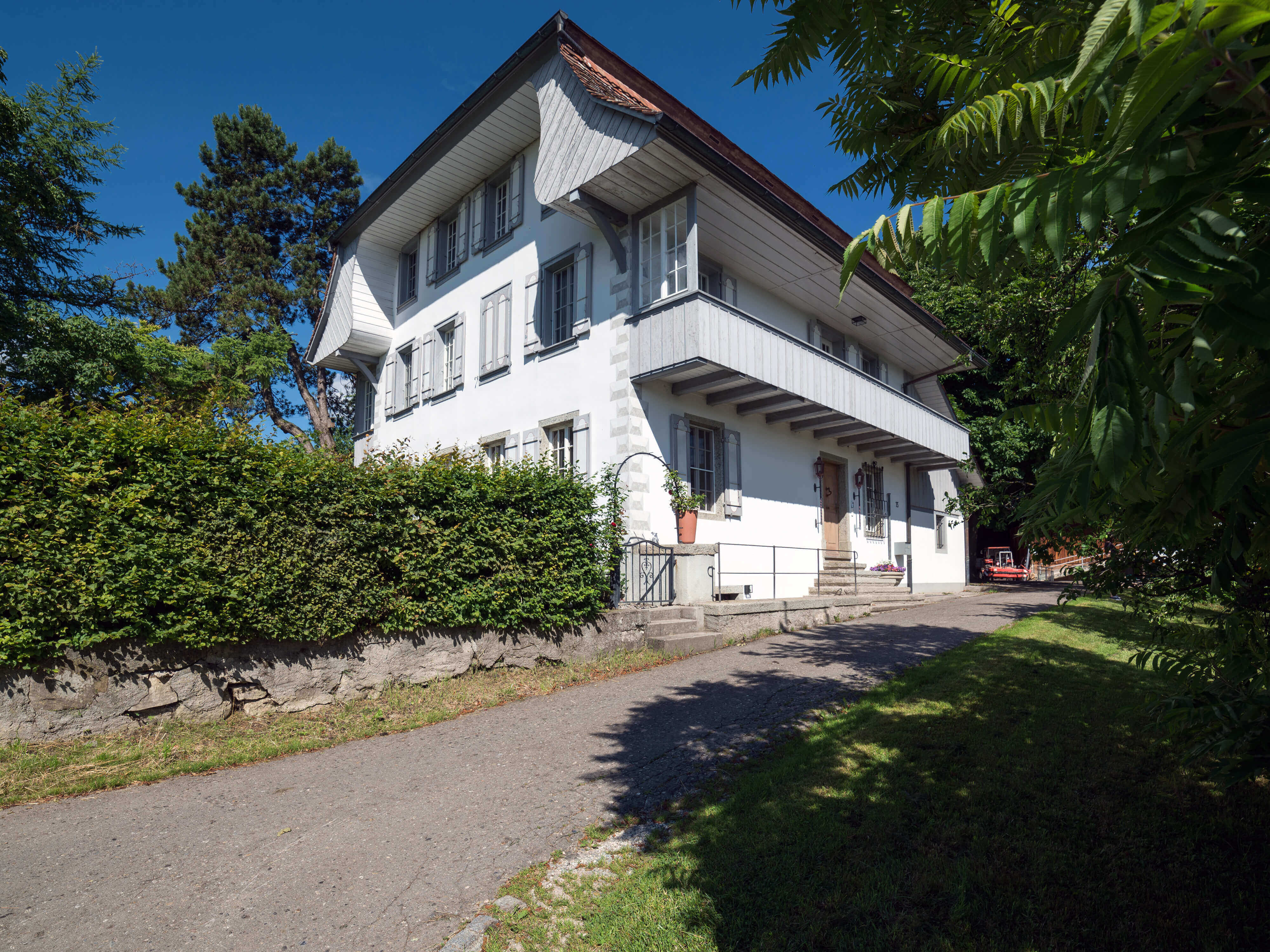 Villa in der Natur von außen