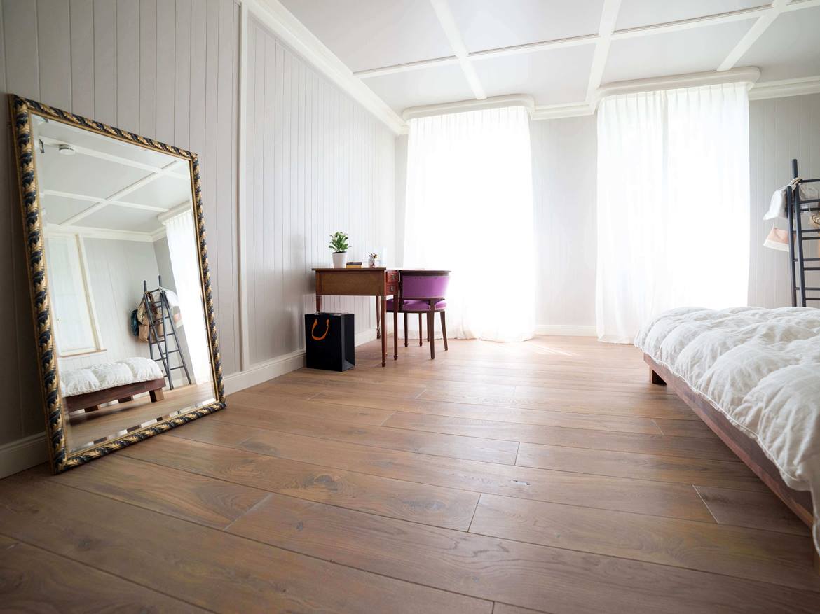 Schlafzimmer mit Holzboden.