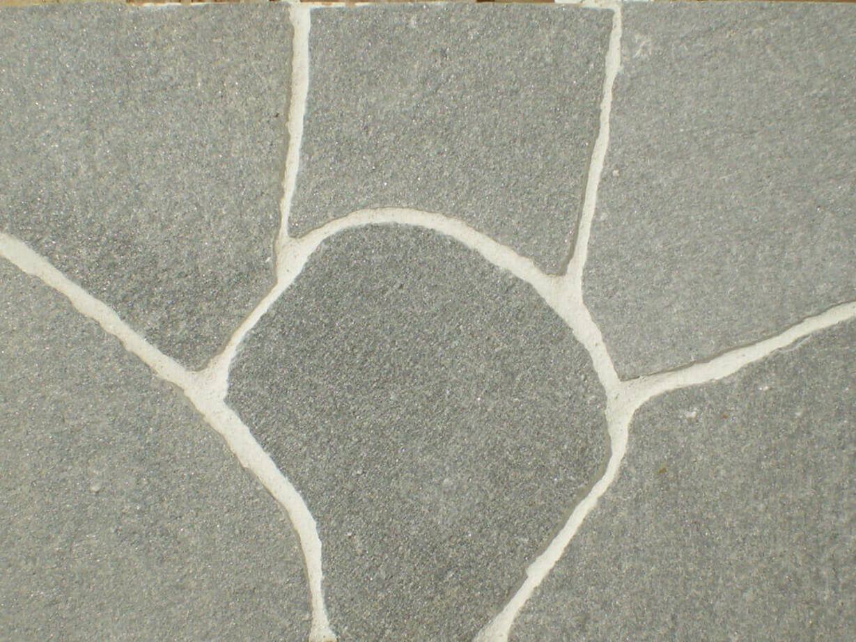 Nahaufnahme von Polygonalplatten aus Quarzit mit hellem Fugenmaterial