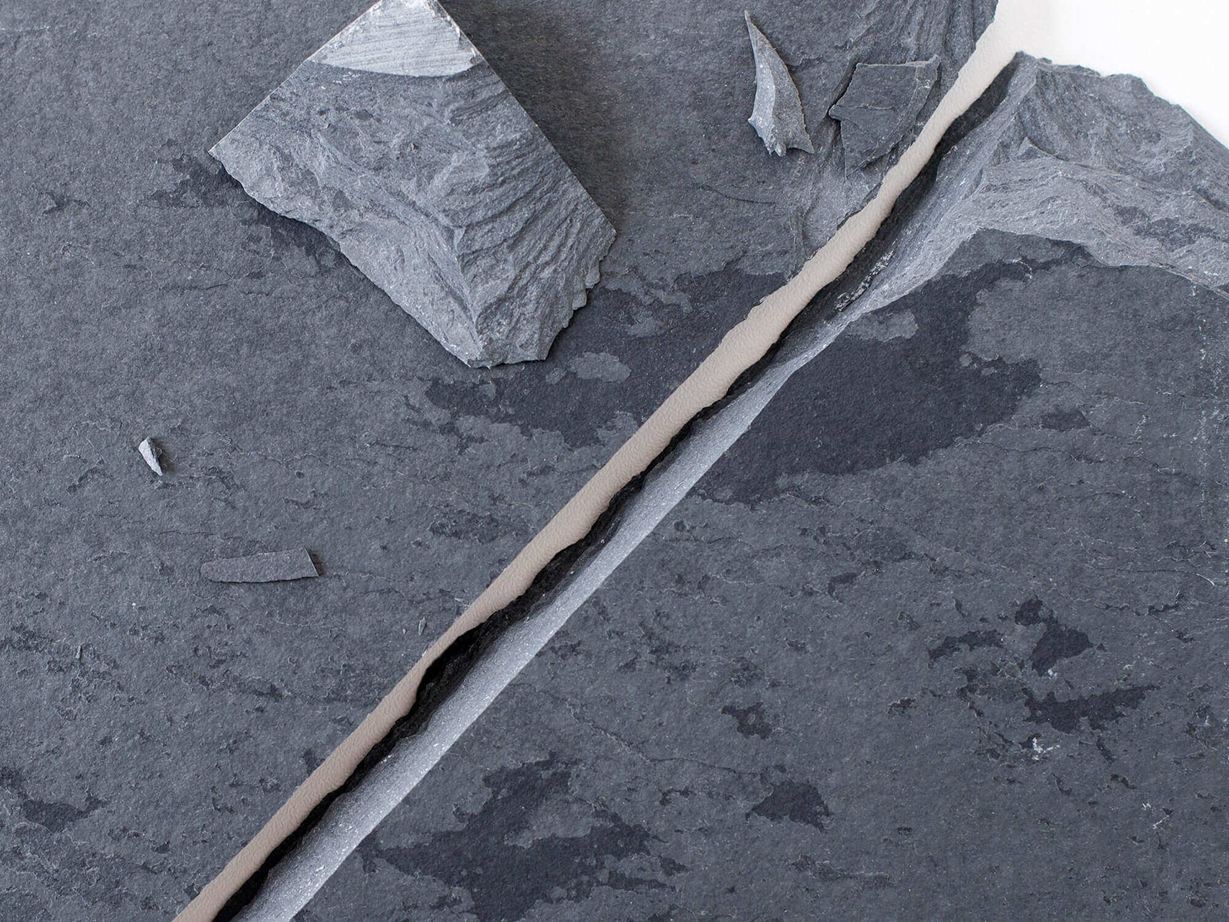 Abgebrochene Kante von Naturstein nach dem Verlegen