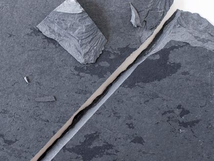 Abgebrochene Kante von Naturstein nach dem Verlegen