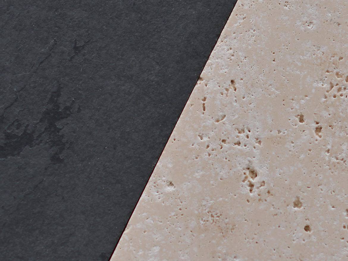 Schieferfliese Grey Slate neben Travertinfliese Light