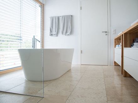 modernes bad mit travertin classic light