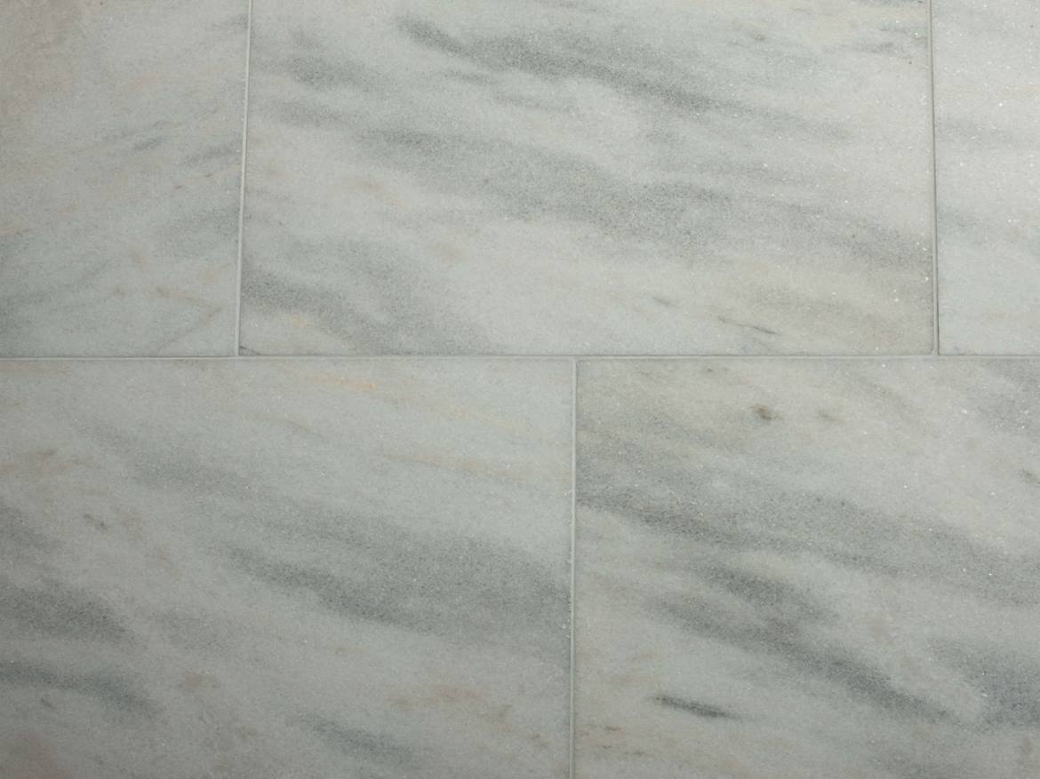 Marmorfliese Calacatta mit hellem Fugenmaterial, Nahaufnahme