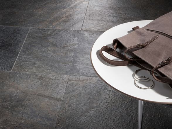 Quarzit-Fliesen Deoli Green mit Dekoration