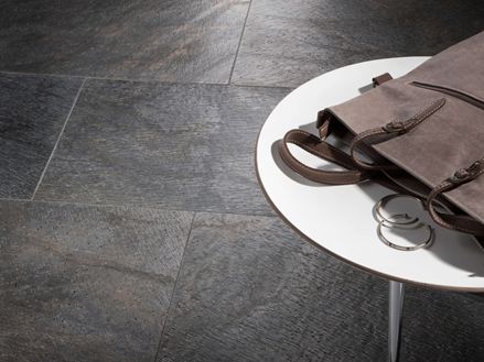 Quarzit-Fliesen Deoli Green mit Dekoration