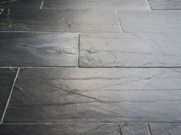 Verlegter Schieferboden im Gegenlicht