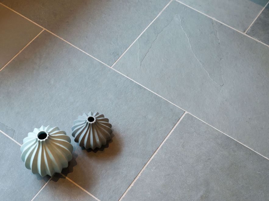 Schiefer Grey Slate mit Deko