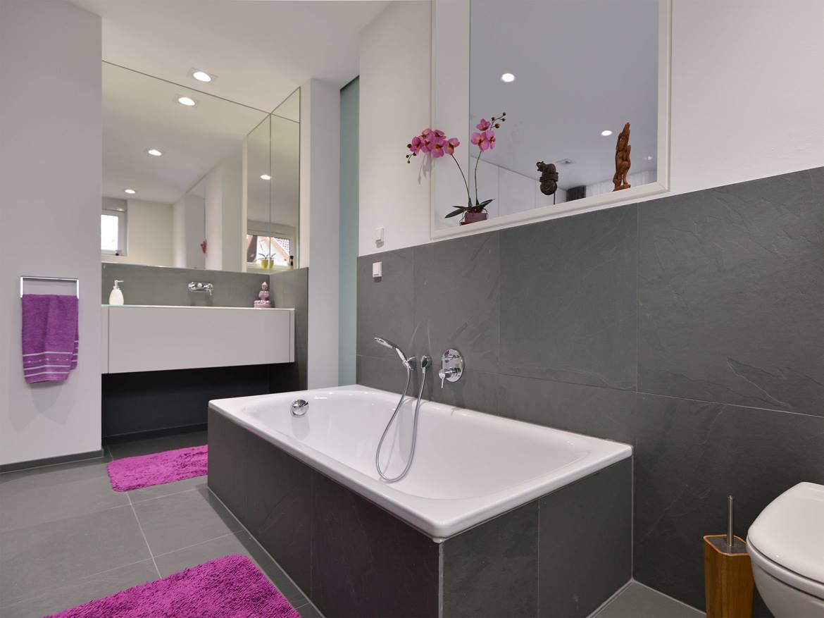 Badezimmer mit Schiefer Grey Slate als Bodenbelag, Wandverkleidung und Badewannenverkleidung