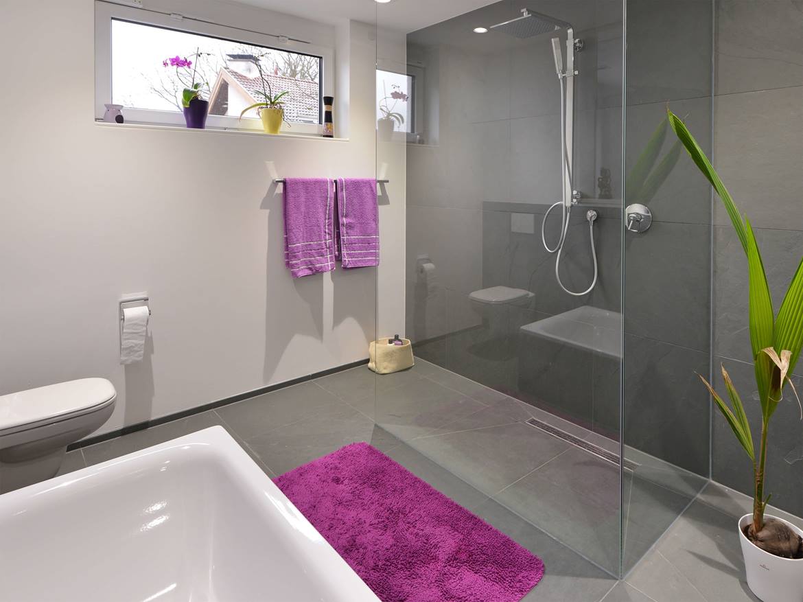 Badezimmer mit Schiefer Grey Slate als Bodenbelag, Wandverkleidung und Badewannenverkleidung