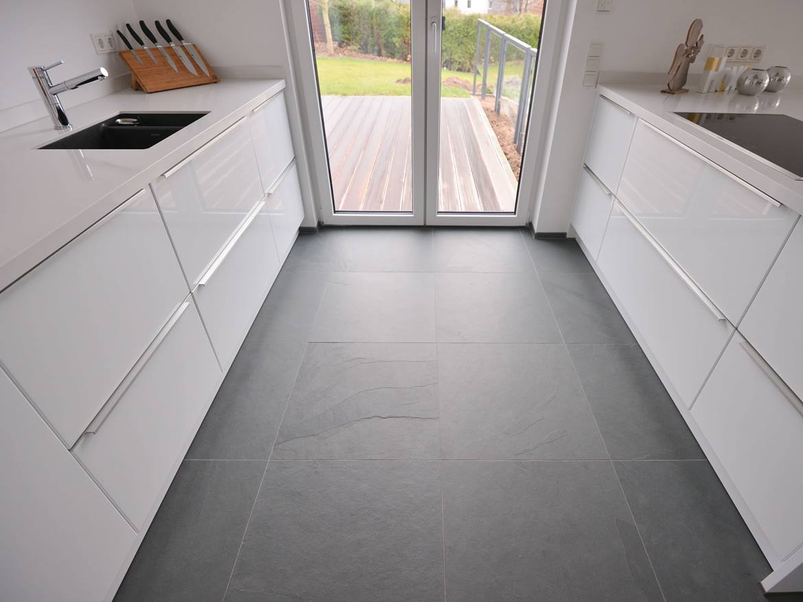 Weisse Küche mit Metallelementen auf Schieferfliese Grey Slate mit gespaltener Oberfläche