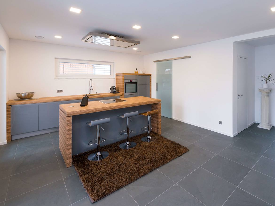 Küche mit weissen Wänden, Holzelementen und Schieferfliese Grey Slate als Bodenbelag