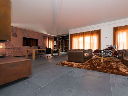 Kunden- und Arbeitsbereich mit braunen Möbeln und Schieferfliese Mustang als Bodenbelag