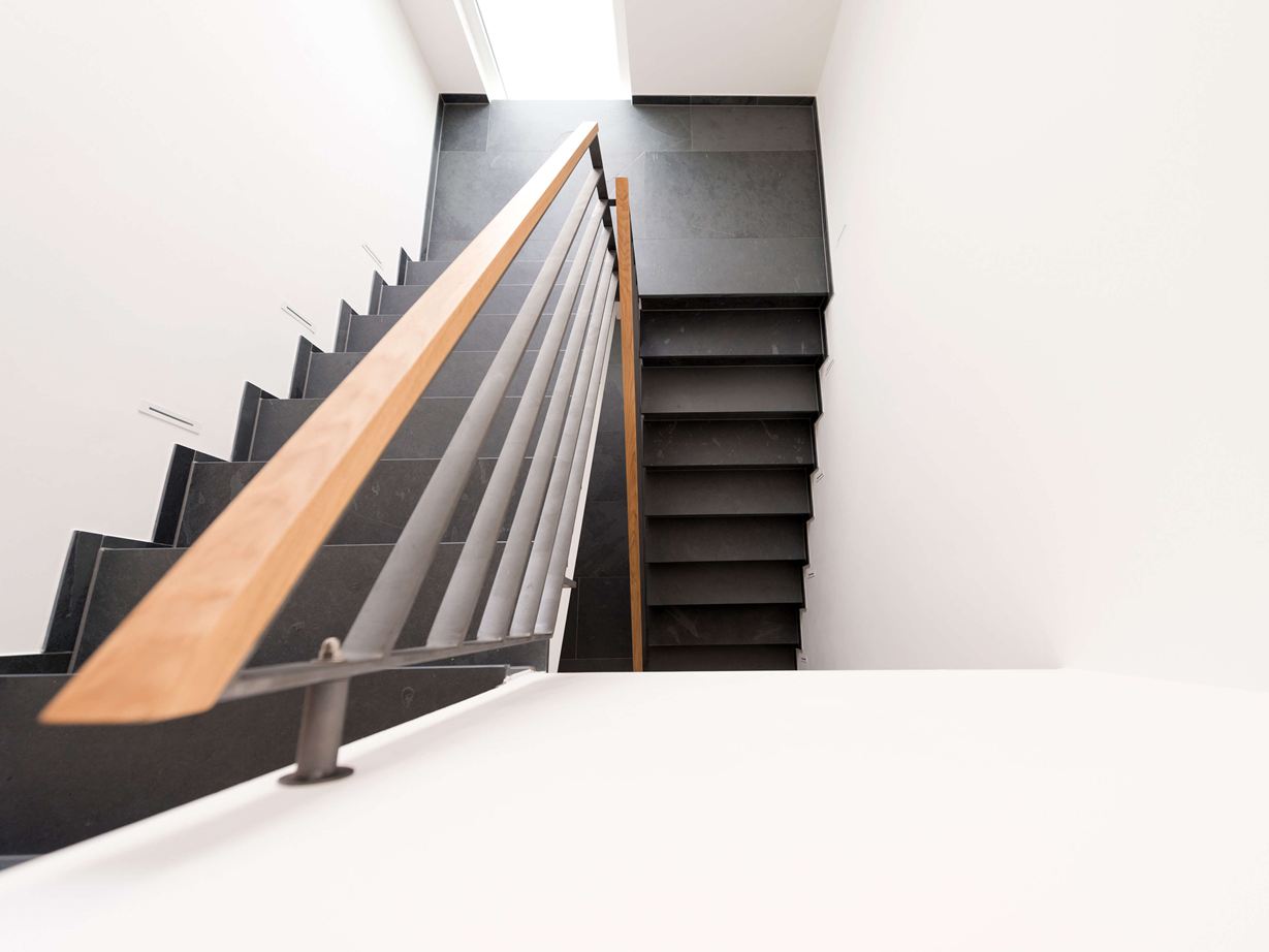 Treppe von oben mit Schiefer Mustang Fliesen